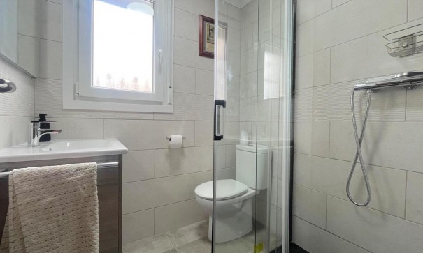 Venta - Chalet Independiente -
Algorfa