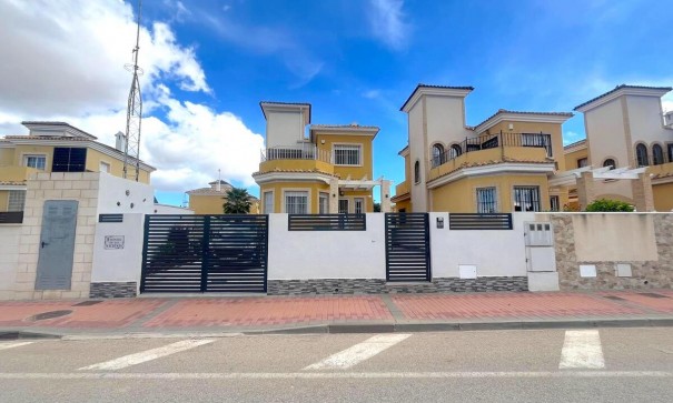 Venta - Chalet Independiente -
Algorfa