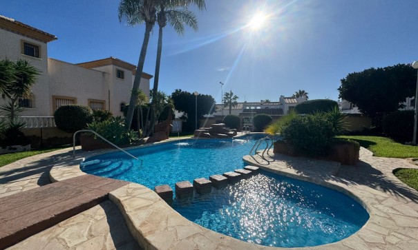 Sprzedaż - Willa w zabudowie bliźniaczej -
Villamartín