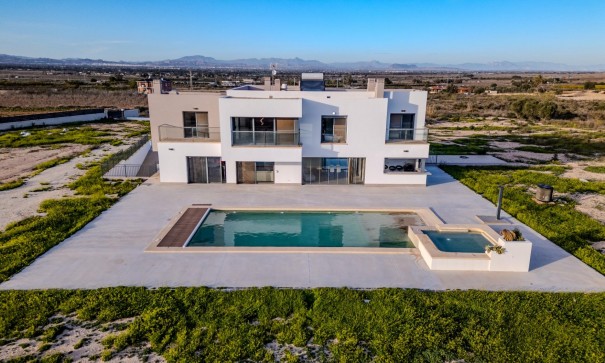 Venta - Chalet Independiente -
La Marina