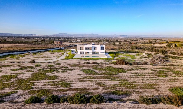 Venta - Chalet Independiente -
La Marina