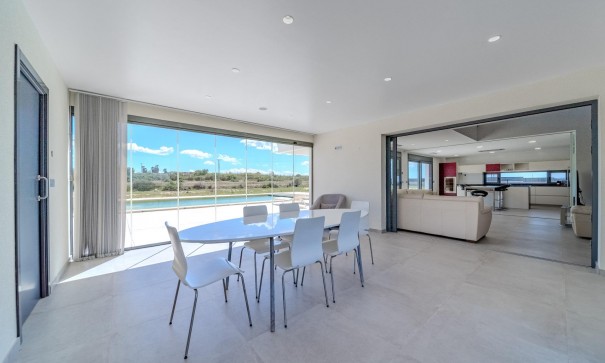 Venta - Chalet Independiente -
La Marina