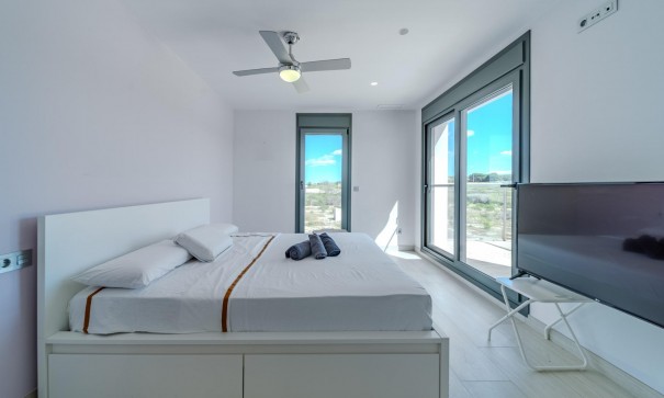 Venta - Chalet Independiente -
La Marina