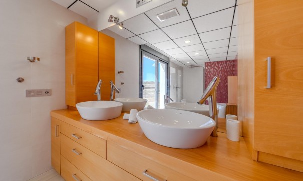 Venta - Chalet Independiente -
La Marina