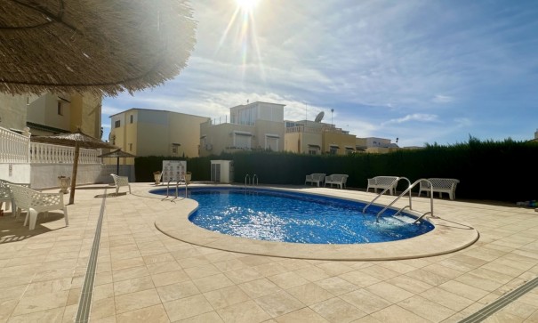 Återförsäljning - Villa i parhus -
Orihuela Costa - Los Altos