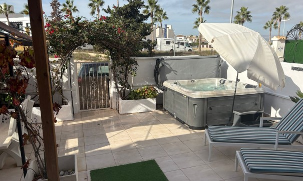 Återförsäljning - Radhus -
Algorfa