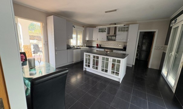 Videresalg - Fritliggende villa -
Pinoso - Pinoso Alicante