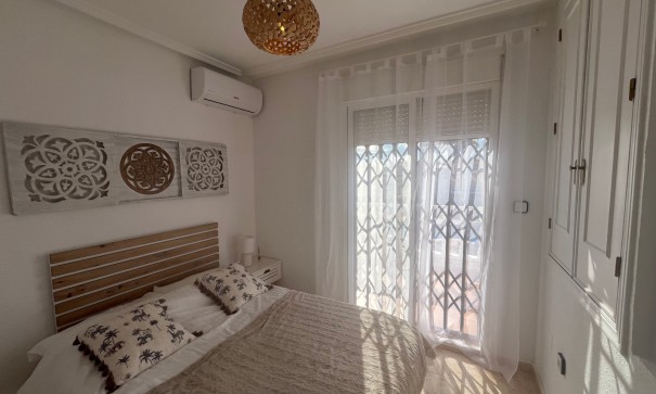 Sprzedaż - Willa w zabudowie bliźniaczej -
Punta Prima - Serena