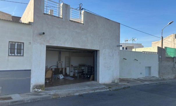 Videresalg - Byhus -
Algorfa