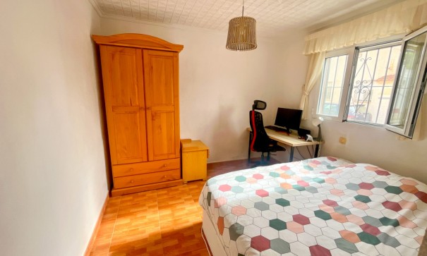 Herverkoop - Halfvrijstaande villa -
Torrevieja