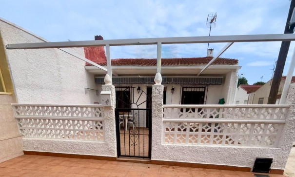 Herverkoop - Halfvrijstaande villa -
Torrevieja