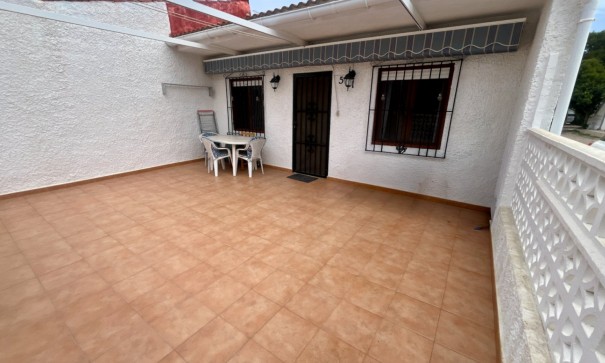 Herverkoop - Halfvrijstaande villa -
Torrevieja