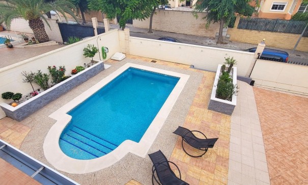 Herverkoop - Vrijstaande Villa -
Aspe