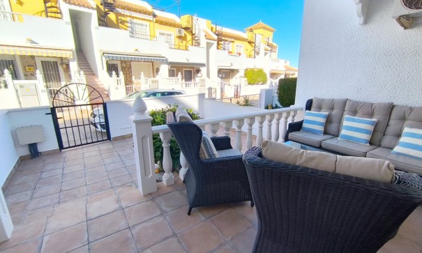 Venta - Casa de pueblo -
Algorfa