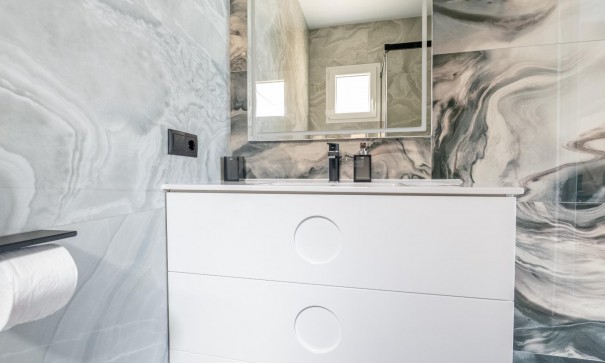 Herverkoop - Stadswoning -
Torrevieja - Punta prima