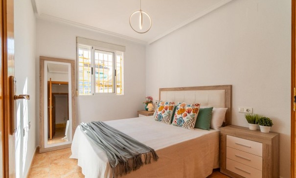 Sale - Town house -
Torrevieja - El limonar