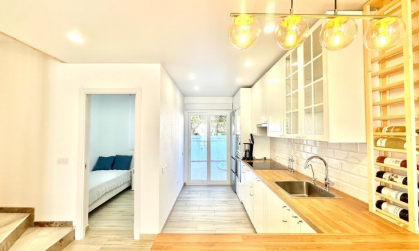 Videresalg - Byhus -
Torrevieja - Estacion de autobuses