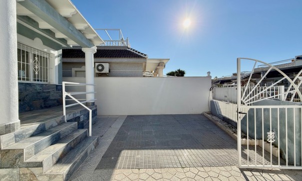Återförsäljning - Villa i parhus -
Torrevieja - El chaparral