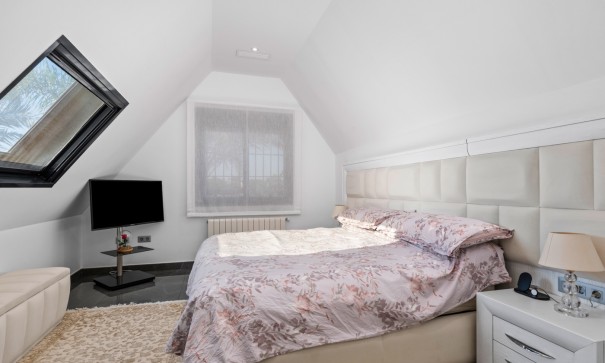 Herverkoop - Vrijstaande Villa -
San Juan de Alicante - Frank Espinós