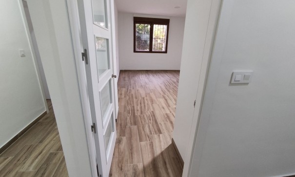 Venta - Casa de pueblo -
Petrer