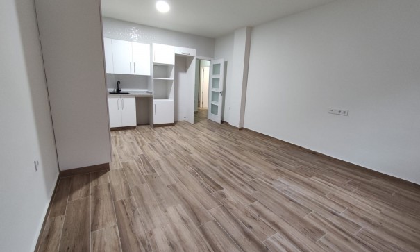 Venta - Casa de pueblo -
Petrer