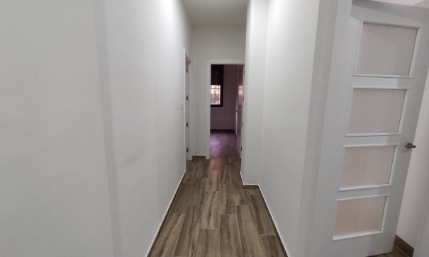 Venta - Casa de pueblo -
Petrer