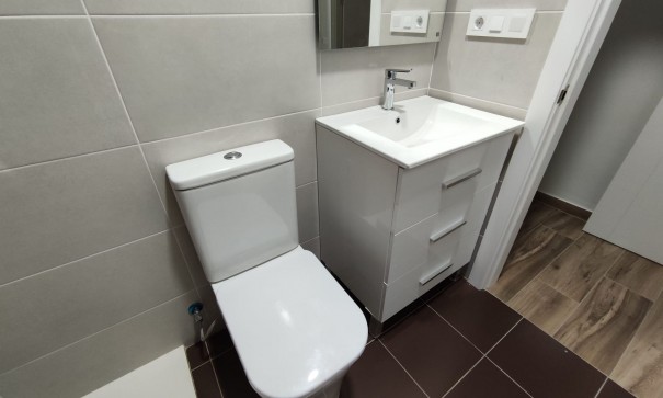 Venta - Casa de pueblo -
Petrer