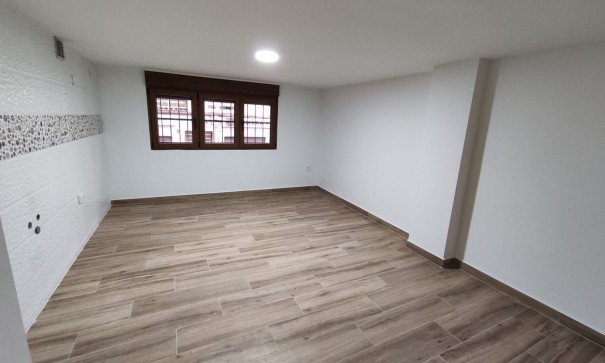 Venta - Casa de pueblo -
Petrer