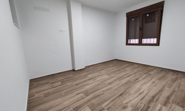 Venta - Casa de pueblo -
Petrer