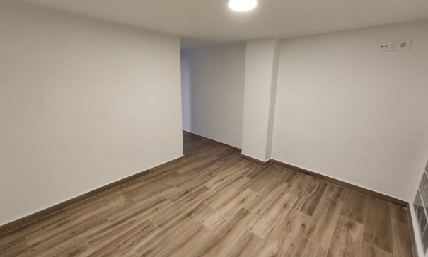 Venta - Casa de pueblo -
Petrer