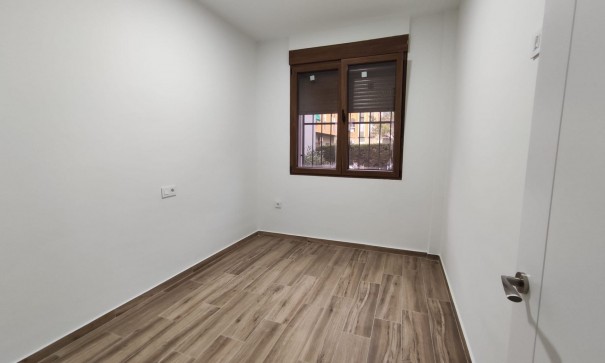 Venta - Casa de pueblo -
Petrer