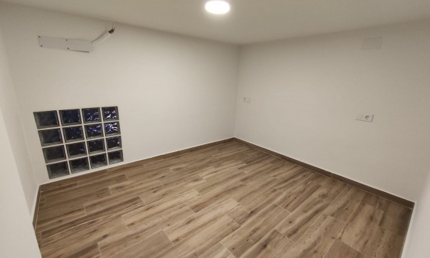 Venta - Casa de pueblo -
Petrer