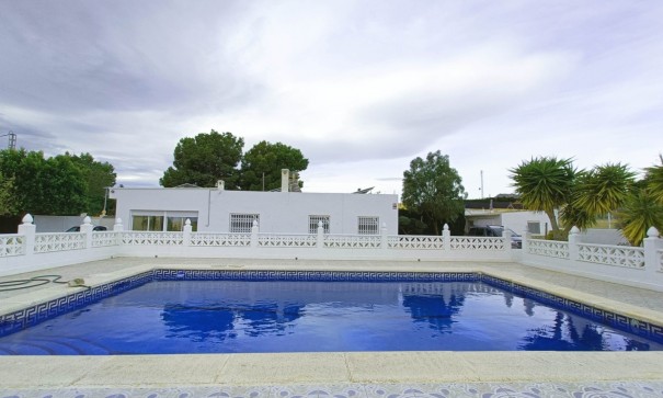 Återförsäljning - Fristående villa -
Albatera