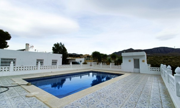 Återförsäljning - Fristående villa -
Albatera