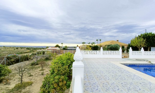 Återförsäljning - Fristående villa -
Albatera