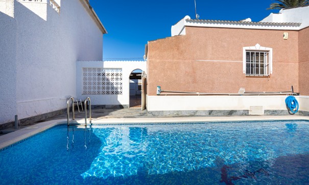 Sale - Detached Villa -
Torrevieja - Urbanización San Luis