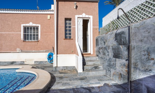 Sale - Detached Villa -
Torrevieja - Urbanización San Luis