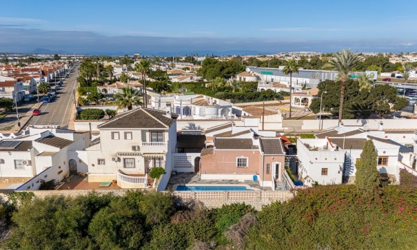 Sale - Detached Villa -
Torrevieja - Urbanización San Luis