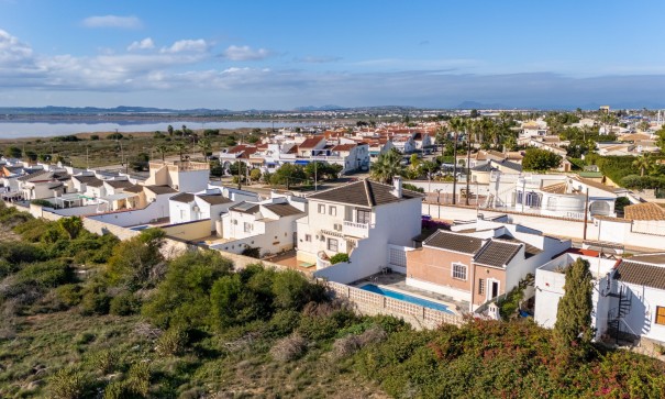 Sale - Detached Villa -
Torrevieja - Urbanización San Luis