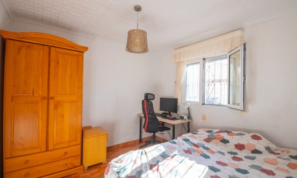 Herverkoop - Halfvrijstaande villa -
Torrevieja