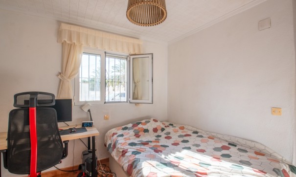 Herverkoop - Halfvrijstaande villa -
Torrevieja