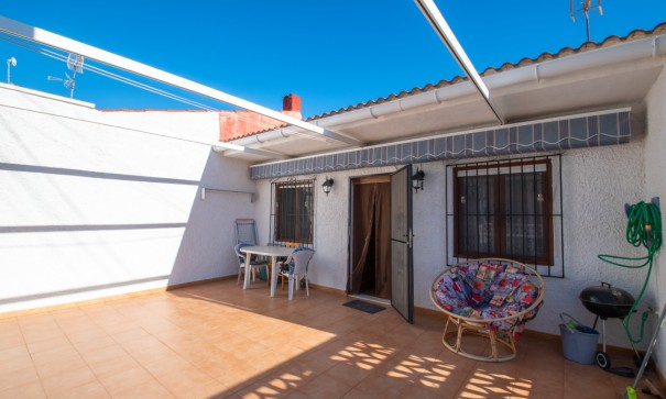 Herverkoop - Halfvrijstaande villa -
Torrevieja