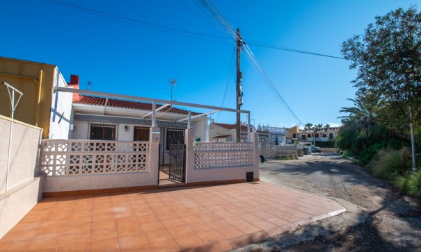 Herverkoop - Halfvrijstaande villa -
Torrevieja