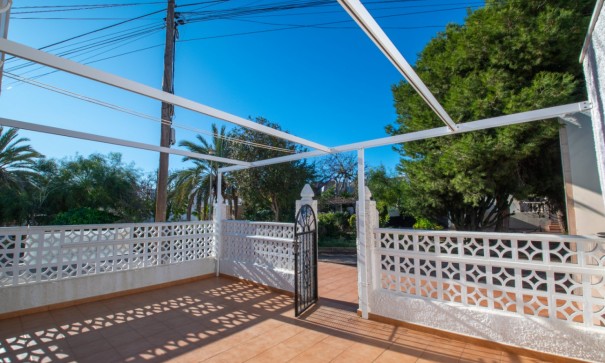 Herverkoop - Halfvrijstaande villa -
Torrevieja