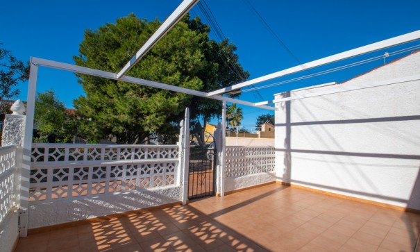 Herverkoop - Halfvrijstaande villa -
Torrevieja