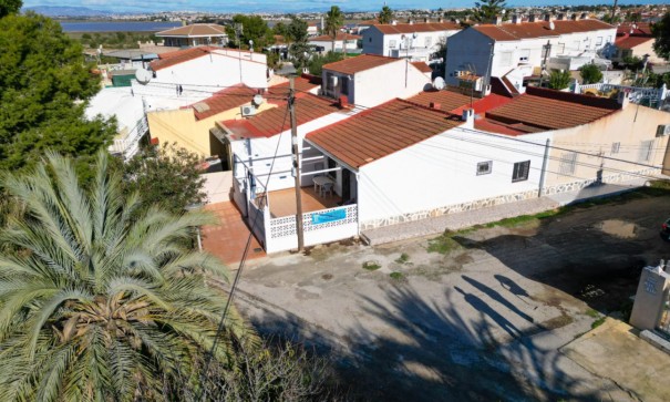 Herverkoop - Halfvrijstaande villa -
Torrevieja