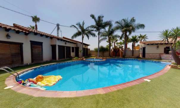 Venta - Chalet Independiente -
Catral