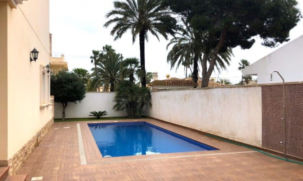 Venta - Chalet Independiente -
Cabo Roig