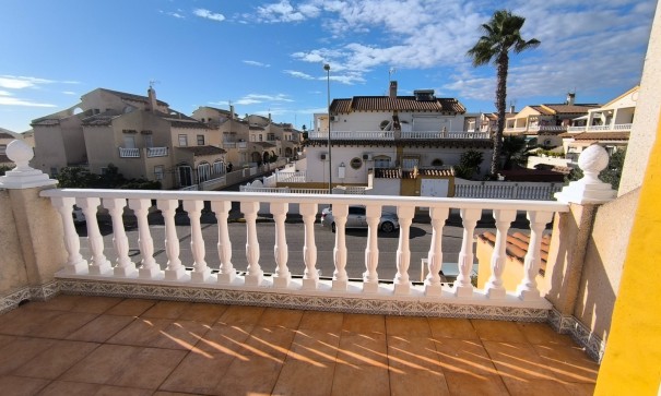 Återförsäljning - Villa i parhus -
Orihuela Costa