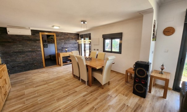 Återförsäljning - Fristående villa -
Villena